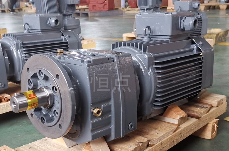 RF47系列減速機配直聯電機，立式安裝 輸出法蘭+軸 實物圖